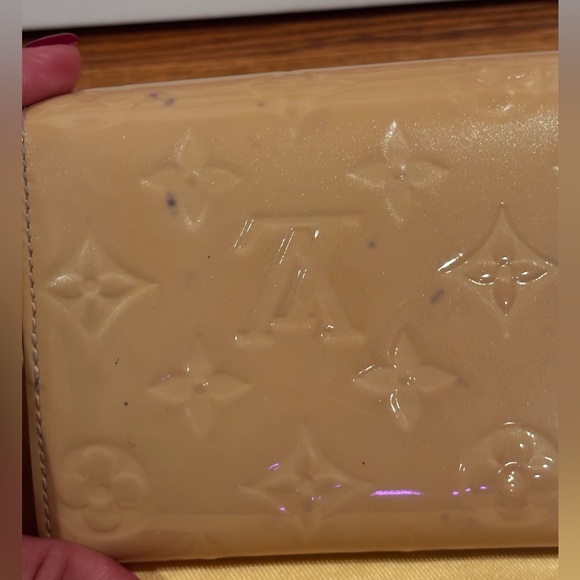 LOUIS VUITTON Vernis Sarah Bifold Wallet. - Picture 8 of 15